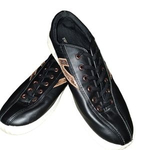 TRETORN Mens Black Leather Sneakers With Gold Trim Size 9